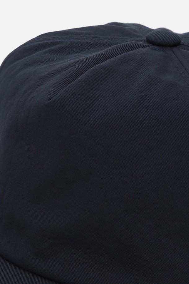 **UC 5패널 윙 캡 (네이비)**

부드러운 촉감의 나일론, 면 혼방 소재로 제작된 네이비 컬러의 캡모자입니다. 얇은 두께감으로 봄, 여름에 착용하기 좋으며, 5 패널 구조와 트러커 캡 디자인이 특징입니다. 13cm 모자 깊이와 6.5~7cm 챙 넓이로 편안한 착용감을 제공하며, 사이즈 조절이 가능합니다. 실버톤 시그니처 로고 자수와 버클 디자인으로 포인트를 더했습니다. 동네 마실룩, 산책룩, 여행룩, 캐주얼, 미니멀, 시티보이 스타일을 즐기는 분들께 추천합니다.
