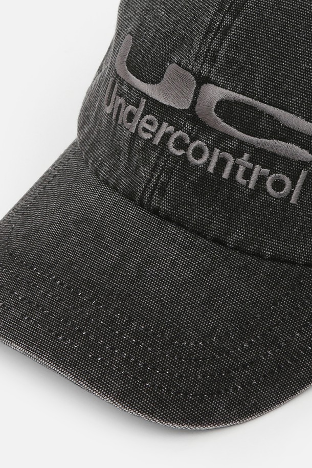 UC / 바이오 워시드 비 비 / 옥스 차콜 볼캡입니다. 부드러운 면 소재에 바이오 워싱 가공을 더해 자연스러운 색감과 편안한 착용감을 선사합니다. 모자 깊이가 깊고 챙 길이가 7.5~8cm로 제작되었으며, 로고 자수와 메탈 버클 디테일이 돋보입니다. 사이즈 조절이 가능하며, 캐주얼, 미니멀, 시티보이 스타일을 연출하기 좋습니다. 동네 마실룩이나 산책룩에 매치하여 편안하면서도 스타일리시한 룩을 완성해보세요.
