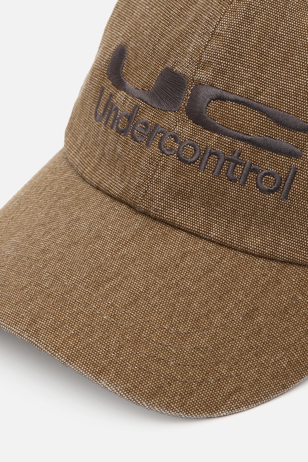 유씨 / 바이오 워시드 비 비 / 옥스 데저트 볼캡은 부드러운 촉감의 면 100% 소재로 제작되어 편안한 착용감을 선사합니다. 깊은 모자 깊이와 7.5~8cm의 챙 넓이로 안정적인 핏을 제공하며, 바이오 워싱 가공을 통해 자연스러운 색감과 워싱감을 더했습니다. 데저트 컬러에 로고 자수와 메탈 버클 디테일이 더해져 캐주얼, 미니멀, 시티보이 스타일을 연출하기 좋습니다. 사이즈 조절 기능으로 편안하게 착용할 수 있으며, 동네 마실룩, 산책룩, 여행룩 등 다양한 TPO에 활용하기 좋은 아이템입니다. 봄, 여름, 가을 계절에 착용하기 좋은 얇은 두께감의 볼캡입니다.
