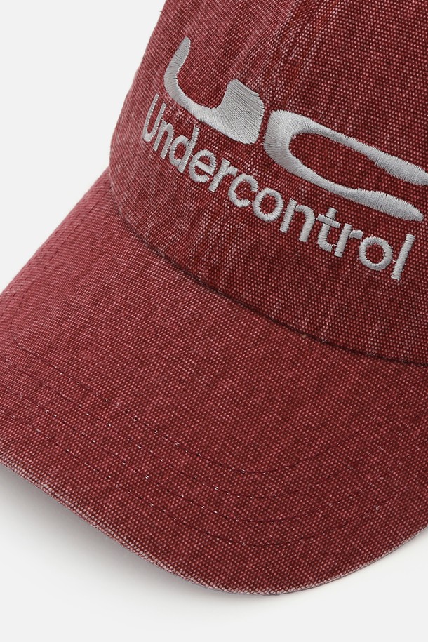 UC / 바이오 워시드 비비 / 옥스포드 레드는 부드러운 면 소재로 제작된 볼캡입니다. 깊은 모자 깊이와 7.5~8cm의 챙 넓이로 편안한 착용감을 선사하며, 일상, 산책, 여행 등 다양한 TPO에 활용하기 좋습니다. 바이오 워싱 가공을 통해 자연스러운 멋을 더했으며, 뒷면 메탈 버클 스트랩으로 사이즈 조절이 용이합니다. 전면에 로고 자수, 뒷면 미니 라벨, 그리고 미니멀, 캐주얼, 스트리트 스타일을 연출하기 좋은 디자인입니다.
