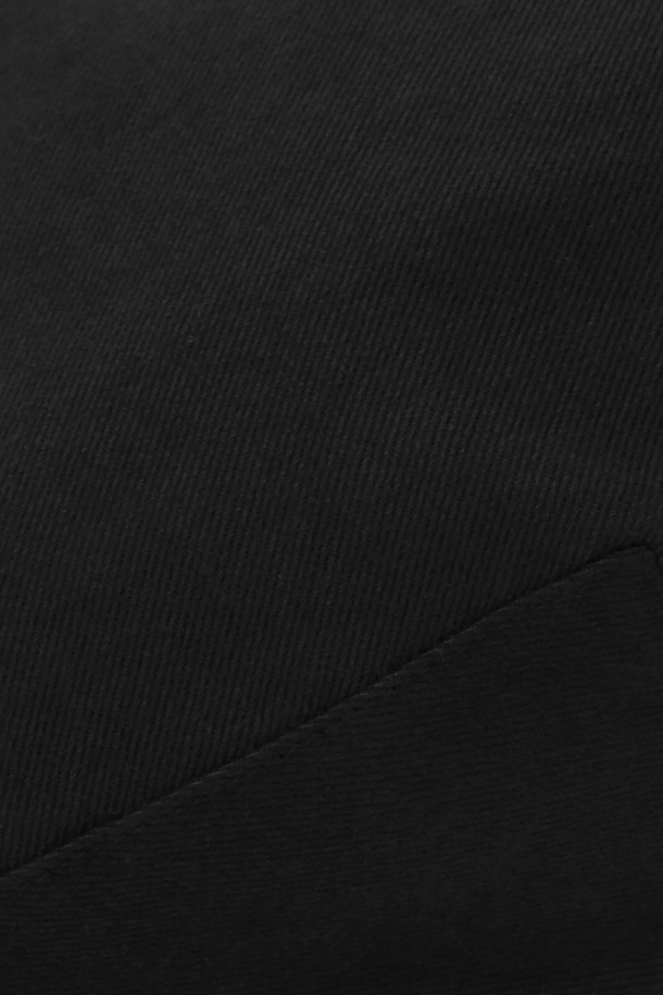 **UC / 헌팅 / 페이드 블랙**

부드러운 면 소재로 제작된, 남녀 공용 헌팅캡입니다. 자연스러운 페이드 가공으로 빈티지한 멋을 더했으며, 착용할수록 더욱 멋스러운 디자인을 자랑합니다. 5cm 챙 너비에 소프크 크라운 형태, 얇은 두께감으로 편안한 착용감을 제공합니다. 엠보싱 메달 라벨로 포인트를 더했으며, 통기성과 리버시블 기능을 갖춰 두 가지 스타일을 연출할 수 있습니다. 동네 마실룩, 산책룩, 여행룩 등 캐주얼, 미니멀, 클래식 스타일 모두에 잘 어울립니다.
