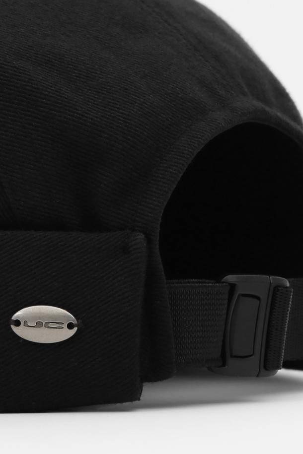 UC / MOLD CAP / CAMP / FADED BLACK (유씨 / 몰드 캡 / 캠프 / 페이드 블랙) 캠프캡입니다. 부드러운 면 소재로 제작되어 편안한 착용감을 선사하며, 봄, 여름 계절에 적합합니다. 자연스러운 실루엣과 페이드 워싱 처리로 빈티지한 멋을 더했습니다. 중간 모자 깊이와 일반 챙 넓이로 디자인되었으며, 사이즈 조절이 가능한 버클 스트랩이 있습니다. 엠보싱 처리된 UC 로고 메달 라벨과 핸드 스티칭 디테일이 특징이며, 캐주얼, 미니멀, 시티보이 스타일의 동네 마실룩, 산책룩에 잘 어울립니다.
