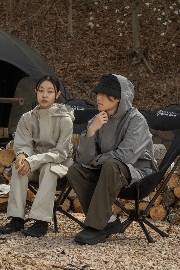 그래픽 와이더 스위블 체어 블랙 스캐터는 캠핑, 피싱, 아웃도어 활동에 적합한 다용도 의자입니다. 블랙 색상의 폴리에스테르와 알루미늄 소재로 제작되었으며, 360도 회전과 접이식 기능을 갖춰 편리합니다. 메쉬 소재를 사용하여 통기성을 높였으며, 헤드레스트 쿠션과 양면 손잡이가 편안함을 더합니다. 또한, 메쉬 사이드 포켓과 크로스백 파우치를 포함하여 수납성을 강화했습니다. 조립/분해 슬라이딩 시스템, 다양한 지형에서의 안정성, 무게 분산 시스템, 조절 가능한 등받이 너비를 통해 사용자 편의성을 극대화했습니다.
