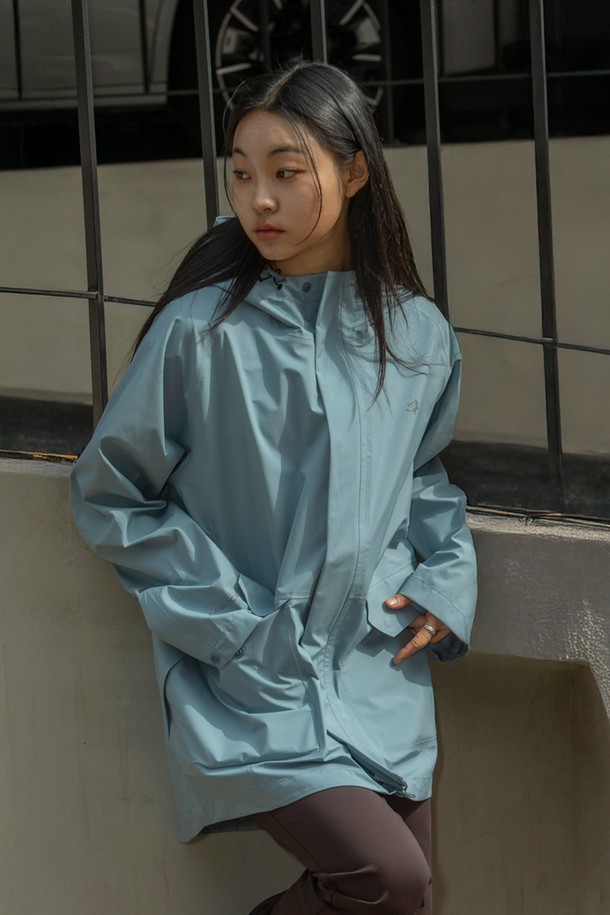 **하프 사파리 레인코트**

가볍고 시원한 착용감의 하프 기장 레인코트입니다. 페일 블루, 베이지 브라운 두 가지 색상으로 출시되었으며, 일상, 아웃도어, 캠핑 등 다양한 활동에 적합합니다. 가볍고 시원한 폴리에스테르 소재에 방수, 방풍, 통기성 기능을 더해 쾌적함을 유지합니다. 루즈핏 디자인으로 편안한 착용감을 제공하며, 지퍼 여밈 방식입니다. 패커블 포켓, YKK 지퍼, 벨크로 커프스, 후드 스트링 등의 디테일로 실용성을 높였습니다.
