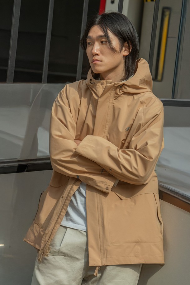 하프 사파리 레인코트는 캠핑, 일상, 아웃도어 활동에 적합한 남녀 공용 레인코트입니다. 페일 블루와 베이지 브라운 두 가지 색상으로 제공되며, 하프 기장의 사파리 코트 스타일로 캐주얼하고 스포티한 무드를 연출합니다. 방수, 방풍, 통기성을 갖춘 얇고 가벼운 폴리에스테르 소재에 심실링 처리, 패커블 포켓, YKK 지퍼, 후드 스트링, 손목 벨크로 조절 기능, 3중 레이어 구조를 더해 우수한 기능성을 제공합니다.
