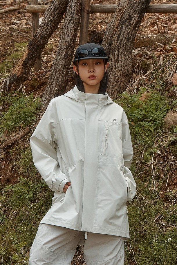 유틸리티 테크 레인코트는 남녀 공용으로, Licorice Black과 Oatmeal 두 가지 색상으로 출시되었습니다. 캠핑, 일상, 아웃도어 활동에 적합하며, 3중 레이어 구조, 10,000mm 방수 기능, 50,000g/m² 투습 기능을 갖춰 악천후 속에서도 쾌적함을 유지합니다. 레귤러핏에 레귤러 기장의 무지 디자인으로, 지퍼와 벨크로 여밈 방식, 후드 조절, 패커블 포켓, YKK 지퍼, 레이저컷 스톰 플랩, 등판 통기 구조, 행잉 루프 등의 디테일이 돋보이며, 방수, 통기, 방풍, 사이즈 조절 기능을 제공합니다.