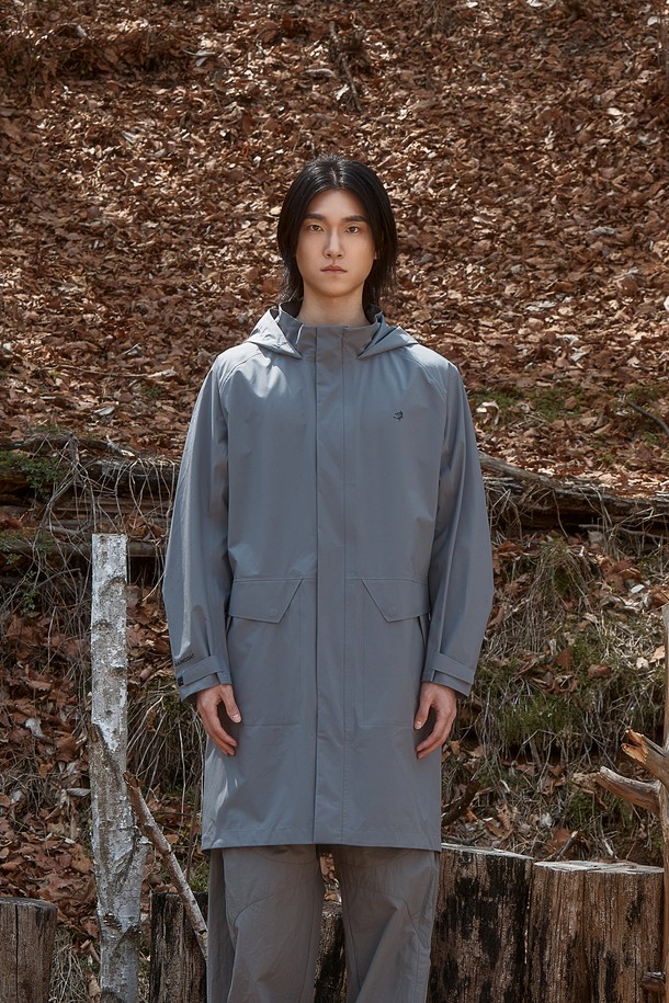 어반 트렌치 레인코트는 캐주얼하고 미니멀한 스타일의 공용 아우터로, 봄, 가을에 적합합니다. 차콜 사하라 컬러의 무지 디자인에 롱 기장, 레귤러핏으로 제작되었으며, 지퍼형 여밈 방식과 후드 탈부착 기능으로 실용성을 더했습니다. 폴리에스테르 소재의 얇고 부드러운 촉감, 긴 소매 기장, 방수/방풍/통기 기능과 경량 설계로 일상, 캠핑, 아웃도어 활동에 적합하며, YKK 지퍼, 백벤트, 행잉루프 등의 디테일까지 갖춘 트렌치코트입니다.
