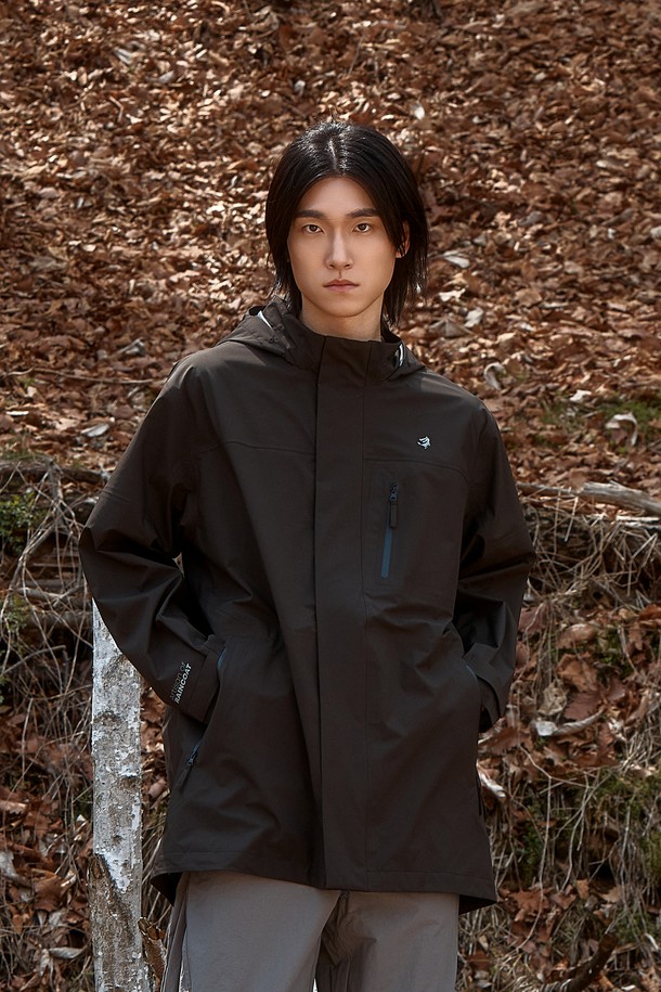 유틸리티 테크 레인코트는 남녀 공용으로, Licorice Black과 Oatmeal 두 가지 색상으로 출시되었습니다. 캠핑, 일상, 아웃도어 활동에 적합하며, 3중 레이어 구조, 10,000mm 방수 기능, 50,000g/m² 투습 기능을 갖춰 악천후 속에서도 쾌적함을 유지합니다. 레귤러핏에 레귤러 기장의 무지 디자인으로, 지퍼와 벨크로 여밈 방식, 후드 조절, 패커블 포켓, YKK 지퍼, 레이저컷 스톰 플랩, 등판 통기 구조, 행잉 루프 등의 디테일이 돋보이며, 방수, 통기, 방풍, 사이즈 조절 기능을 제공합니다.