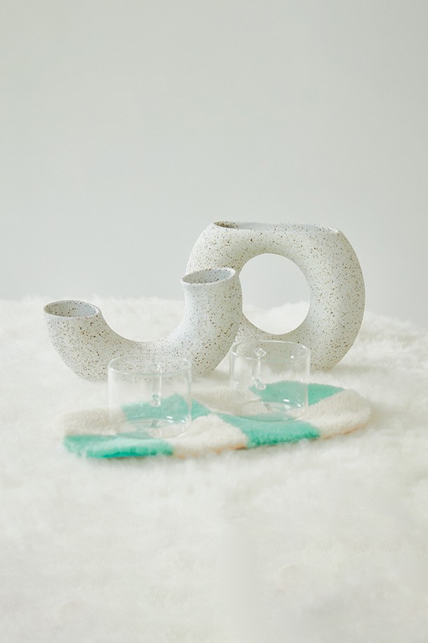 리얼 메리노 커리 오브제 러그 (2 COLOR)는 부드러운 촉감의 메리노 울을 사용하여 제작된 러그입니다. 아이보리, 그린, 핑크 2가지 색상으로 제공되며, 컬러 패치워크 디자인이 특징입니다. 일반 양모보다 가늘고 부드러운 메리노 울을 사용하여 보온 및 단열성이 우수하며, 미세한 고밀도의 공기주머니가 있어 통기성 또한 뛰어납니다. 친환경 재활용 원단을 사용하여 제작되었으며, 얇은 두께임에도 비침이 없고 약간의 신축성을 느껴볼 수 있습니다. 인테리어 및 업사이클링 용도로 활용하기 좋은 아이템입니다.
