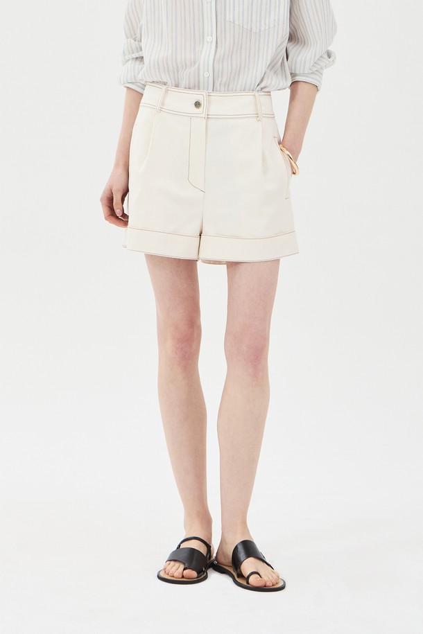 아이보리 컬러의 하이웨스트 핀턱 숏팬츠는 면과 폴리에스테르 혼방 소재로 제작되어 여름철에도 쾌적하게 착용 가능합니다. 핀턱 디테일과 배색 스티치, 롤업 디자인이 돋보이며, 사이드 포켓이 있어 실용성을 더했습니다. 루즈핏으로 편안한 착용감을 선사하며, 캐주얼한 무드를 연출하기에 좋은 아이템입니다.
