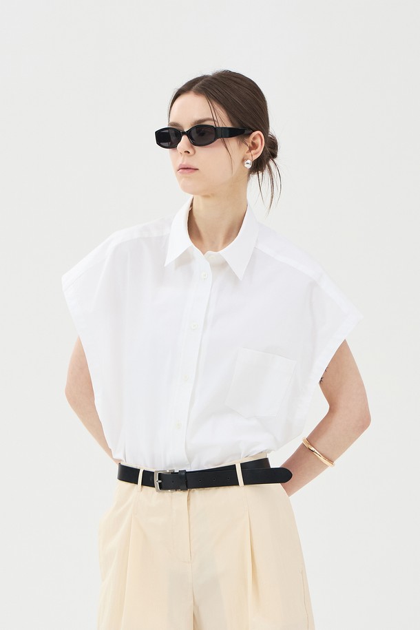 여름을 위한 베이직하고 미니멀한 스타일의 여성용 세미 오버핏 슬리브리스 셔츠입니다. 면과 폴리우레탄 혼방 소재로 제작되어 부드러운 촉감과 편안한 착용감을 선사하며, 얇은 두께감으로 시원하게 입을 수 있습니다. 드롭숄더, 깊은 암홀 디자인과 슬림한 밑단, 아웃포켓 디테일이 돋보이며 셔츠 칼라와 버튼 클로징으로 깔끔하게 마무리되었습니다.
