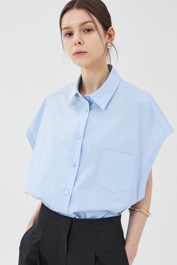 세미 오버핏 실루엣이 돋보이는 블루 컬러의 여성 슬리브리스 셔츠입니다. 면과 폴리우레탄 혼방 소재로 제작되어 시원하고 편안한 착용감을 선사하며, 얇은 두께감으로 한여름에도 부담 없이 즐길 수 있습니다. 드롭 숄더 디자인과 아웃포켓 디테일, 깊은 암홀, 슬림한 밑단 처리가 특징이며, 베이직한 디자인으로 다양한 캐주얼 스타일 연출에 활용하기 좋습니다.

