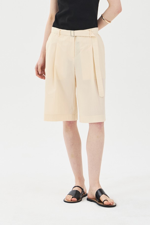 여성용 벨티드 원턱 버뮤다 팬츠는 쿨한 촉감의 고밀도 면 혼방 소재로 제작되었으며, 탈부착 가능한 벨트와 턱 디테일이 특징입니다. 베이지 색상의 이 레귤러핏 버뮤다 팬츠는 무지 패턴으로 디자인되었고, 사이드 포켓과 뒷면 장식 포켓이 있으며, 여름 시즌 데일리 및 캐주얼 스타일에 잘 어울립니다. 안감은 없으며, 버뮤다 기장으로 제작되었습니다.
