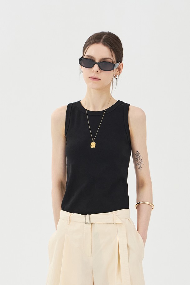 **데일리 슬리브리스 블랙**은 부드러운 촉감의 면과 폴리우레탄 혼방 소재로 제작되어 뛰어난 신축성을 자랑하는 여성용 슬림핏 민소매 상의입니다. 라운드넥 디자인에 골지 패턴으로 베이직하면서도 캐주얼한 스타일을 연출하며, 레귤러 기장으로 여름은 물론 사계절 내내 활용 가능합니다. 이중 스티치 작업으로 형태감을 안정적으로 유지하며, 이염 가능성이 있으니 주의하여 착용하십시오.
