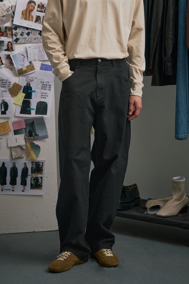 (MEN) 배기핏 스트레이트 팬츠 블랙은 가을과 겨울, 일상에서 활용하기 좋은 남성용 바지입니다. 미니멀하고 베이직한 스타일로, 부드러운 면 소재와 루즈핏으로 편안한 착용감을 제공합니다. 얇은 두께감에 노멀워싱 처리하여 자연스러운 멋을 더했으며, 톤온톤 스티치 디테일과 로고 캔톤으로 포인트를 주었습니다. 가을 나들이룩이나 겨울 데일리룩에 다양한 상의와 매치하여 미니멀, 클래식, 캐주얼 스타일을 연출해보세요.
