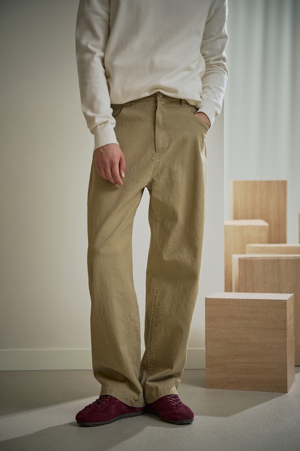 (MEN) 배기핏 스트레이트 팬츠 카키는 가을, 겨울 시즌에 착용하기 좋은 남성용 바지입니다. 미니멀하고 베이직한 스타일로, 일상에서 편안하게 활용할 수 있습니다. 톤온톤 스티치 디테일과 핀블랙 로고 캔톤이 특징이며, 부드러운 면 소재로 제작되어 편안한 착용감을 선사합니다. 루즈핏의 배기핏과 스트레이트 핏을 함께 느낄 수 있으며, 약간의 신축성이 있어 활동성을 높였습니다. 가을 나들이룩이나 겨울 데일리룩에 매치하여 미니멀, 클래식, 캐주얼 스타일을 연출해보세요.
