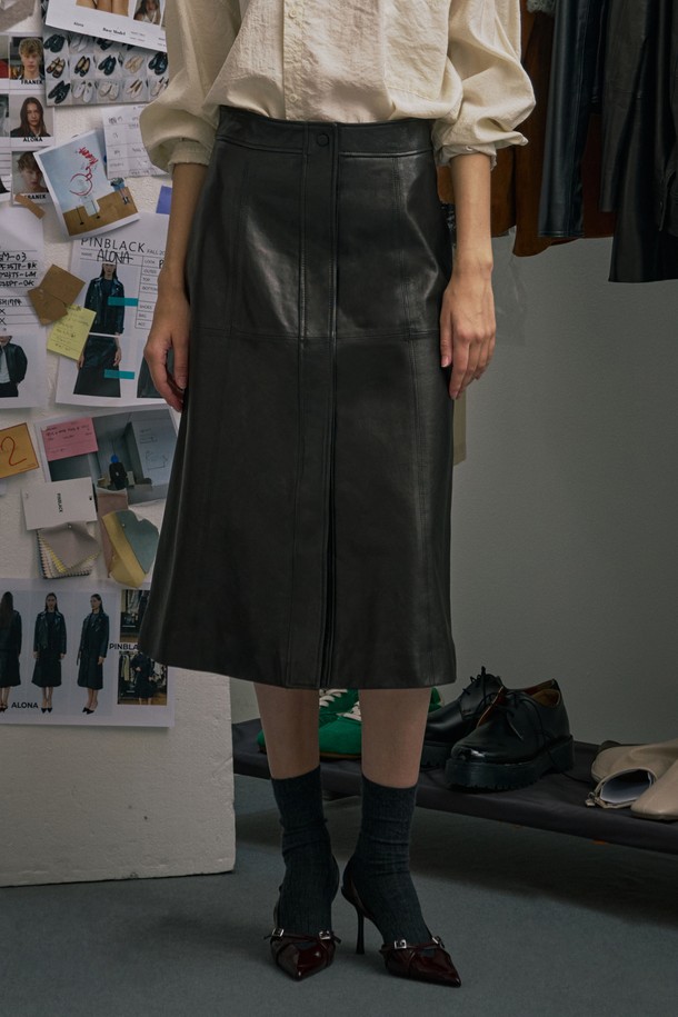 부드러운 램스킨 소재의 블랙 컬러 램스킨 버튼 슬릿 스커트입니다. 미디 기장, 세미 A라인 핏으로 시크하면서도 세련된 무드를 연출합니다. 앞 슬릿과 버튼 디테일이 포인트이며, 옆선 지퍼로 편안하게 착용할 수 있습니다. 스티치 디테일과 폴리에스터 안감으로 마감하여 퀄리티를 높였습니다. 데이트룩, 모임룩, 오피스룩 등 다양한 TPO에 미니멀, 클래식, 시크 스타일로 연출하기 좋습니다.
