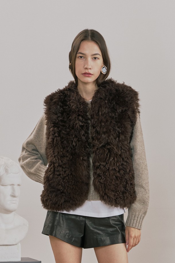 부드러운 촉감의 소프트 컬링 토스카나 무스탕 베스트입니다. 브라운 컬러의 여성용 무스탕 베스트로, 겨울철 일상룩에 따뜻함과 세련된 무드를 더해줍니다. 톤업 마감, 사이드 포켓, 헤어리한 텍스처, 절개선 디테일이 돋보이며, 리버시블 디자인으로 다양한 스타일 연출이 가능합니다. 캐주얼, 클래식, 미니멀 스타일을 즐겨 입는 분들께 추천하며, 모임룩이나 데이트룩에 포인트 아이템으로 활용하기 좋습니다. 레귤러핏 크롭 기장으로, 스웨이드와 토스카나 램스킨 소재가 고급스러운 분위기를 자아냅니다.
