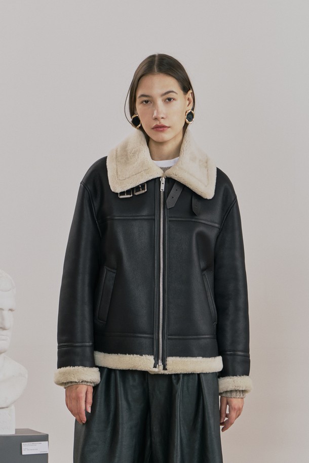 메리노 하이넥 집업 무스탕은 여성스러운 스타일을 강조하는 겨울철 아우터입니다. 부드러운 메리노 양가죽과 램스킨 소재를 사용하여 고급스러운 촉감을 선사하며, 안감은 퍼(Fur)로 마감하여 보온성을 높였습니다. 하이넥 카라와 비조 버클, 소매와 밑단 턱업 디테일, 가죽 쫄대 디테일이 클래식하면서도 세련된 무드를 연출합니다. 데이트룩, 모임룩 등 다양한 TPO에 활용 가능하며, 미니멀, 시크 스타일에 잘 어울리는 아이템입니다. 블랙과 아이보리 두 가지 컬러로 만나보세요.
