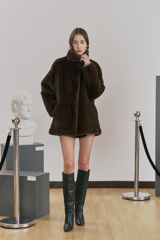 부드러운 촉감의 인조 밍크 소재로 제작된 하이넥 밍크 퍼 재킷입니다. 브라운 컬러의 하프 기장으로, 우아하고 세련된 스타일을 연출합니다. 히든 자석과 캐스카 버튼으로 여밈 방식을 더했으며, 안감은 공단으로 마감하여 고급스러움을 더했습니다. 넉넉한 레귤러핏 디자인에 사이드 포켓을 더해 실용성을 높였으며, 연말 모임룩, 모임룩, 데이트룩 등 다양한 TPO에 활용 가능합니다. 클래식, 미니멀, 캐주얼 스타일을 모두 소화하는 겨울철 필수 아우터입니다.
