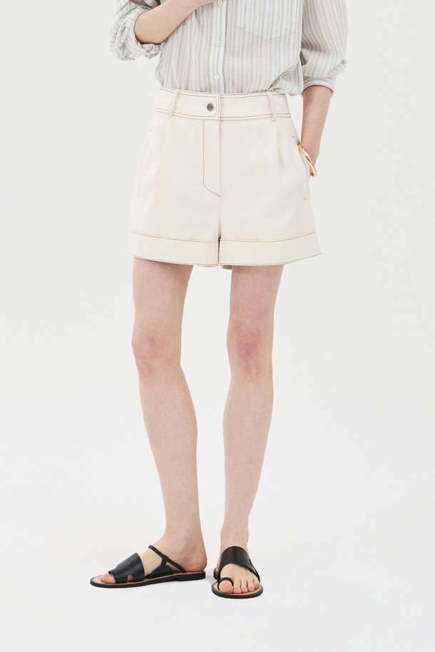 아이보리 컬러의 하이웨스트 핀턱 숏팬츠는 면과 폴리에스테르 혼방 소재로 제작되어 여름철에도 쾌적하게 착용 가능합니다. 핀턱 디테일과 배색 스티치, 롤업 디자인이 돋보이며, 사이드 포켓이 있어 실용성을 더했습니다. 루즈핏으로 편안한 착용감을 선사하며, 캐주얼한 무드를 연출하기에 좋은 아이템입니다.

