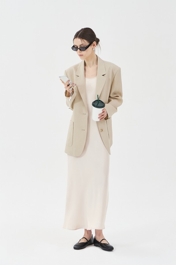 베이직하고 미니멀한 무드의 여성 린넨 투버튼 자켓입니다. 얇고 부드러운 린넨 소재로 제작되었으며, 봄, 여름에 일상복으로 착용하기 좋습니다. 오버핏/릴랙스핏에 6mm 어깨 패드, 하프 안감, 아웃포켓, 뒷면 겹트임, 소뿔 단추 디테일이 돋보입니다.
