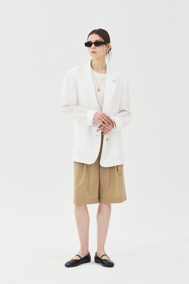 여성용 린넨 투버튼 자켓은 화이트 색상의 베이직하고 캐주얼한 스타일로, 봄, 여름철 일상복으로 적합합니다. 얇고 부드러운 린넨 소재로 제작되었으며, 오버핏에 레귤러 기장, 긴소매, 테일러드 코트 타입입니다. 6mm 어깨 패드, 하프 안감(아사), 아웃포켓, 뒷면 겹트임, 소뿔 단추 디테일이 돋보입니다.
