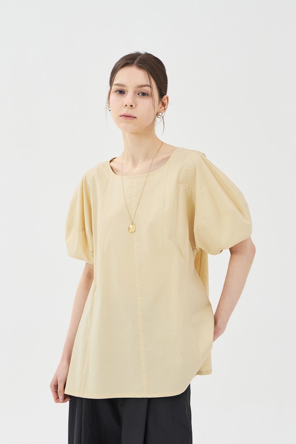 여성 스타일의 벌룬 슬리브 블라우스는 옐로우 색상으로 여름철 일상에서 페미닌하고 트렌디한 무드를 연출합니다. 텐션감 있는 면 95% 폴리우레탄 5% 혼방 소재로 제작되었으며, 앞면 라운드넥과 뒷면 브이넥 디자인에 힙 중간 기장, 릴랙스핏과 슬림함을 동시에 느낄 수 있는 여유로운 실루엣이 특징입니다. 절개와 다트 디테일이 더해진 무지 패턴의 블라우스로, 얇거나 중간 두께감을 가지고 있습니다.
