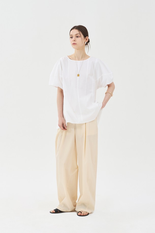 여성용 벌룬 슬리브 블라우스는 텐션감 있는 면, 폴리우레탄 혼방 소재로 제작되어 편안하게 착용 가능하며, 얇은 두께로 여름철에도 시원하게 입을 수 있습니다. 앞면은 라운드넥, 뒷면은 브이넥 디자인으로 포인트를 주었으며, 절개와 다트 디테일이 더해져 슬림하면서도 릴랙스한 핏을 선사합니다. 화이트 색상의 무지 패턴으로 어떤 스타일에도 매치하기 쉬우며, 데일리룩에 페미닌하고 트렌디한 무드를 더해줍니다.
