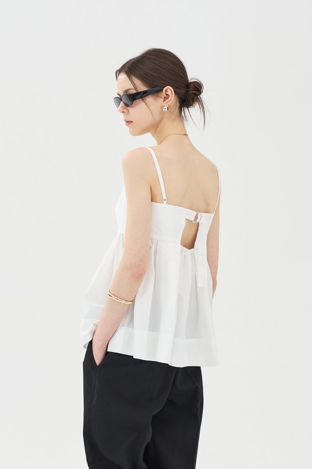 부드러운 면과 나일론 혼방 소재의 화이트 컬러 슬리브리스 상의입니다. 페미닌한 무드를 연출하는 페플럼 디자인과 스퀘어넥, 루즈핏으로 편안하게 착용할 수 있습니다. O링과 8링 디테일 어깨끈, 크링클 텍스처, 뒷면 밴딩, D링 스트랩, 사이즈 조절 기능으로 섬세함을 더했으며, 데일리룩과 일상복으로 활용하기 좋습니다.
