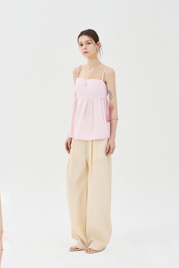 여성스러운 매력과 시원함을 동시에 선사하는 페플럼 디자인의 핑크 슬리브리스입니다. 부드러운 면과 나일론 혼방 소재로 제작되어 얇고 가벼운 착용감을 자랑하며, 크링클 텍스처가 은은한 포인트를 더합니다. O링과 8링 어깨끈, D링 스트랩 디테일, 뒷면 밴딩으로 편안한 착용감과 핏 조절이 가능하며, 데일리 및 캐주얼 스타일을 연출하기 좋습니다.
