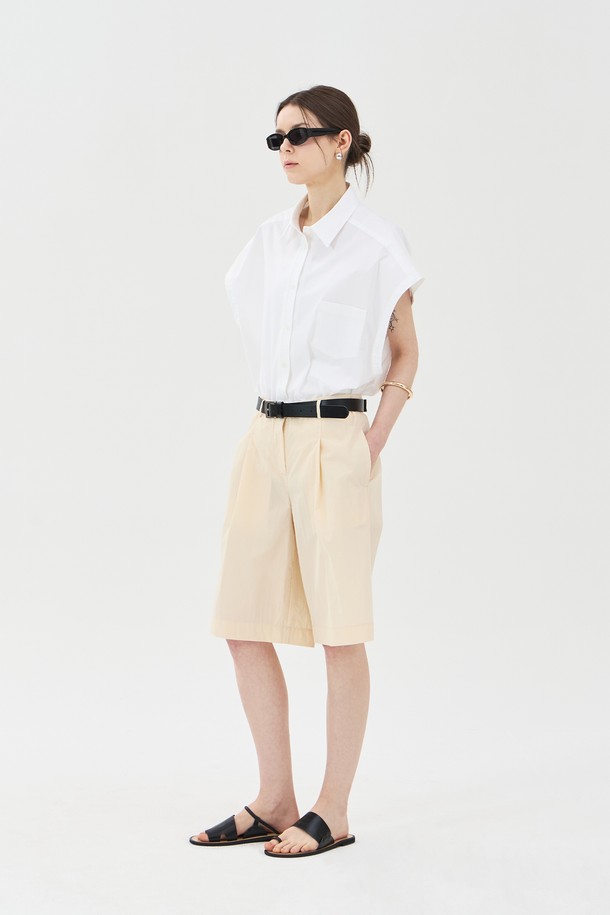 여름을 위한 베이직하고 미니멀한 스타일의 여성용 세미 오버핏 슬리브리스 셔츠입니다. 면과 폴리우레탄 혼방 소재로 제작되어 부드러운 촉감과 편안한 착용감을 선사하며, 얇은 두께감으로 시원하게 입을 수 있습니다. 드롭숄더, 깊은 암홀 디자인과 슬림한 밑단, 아웃포켓 디테일이 돋보이며 셔츠 칼라와 버튼 클로징으로 깔끔하게 마무리되었습니다.
