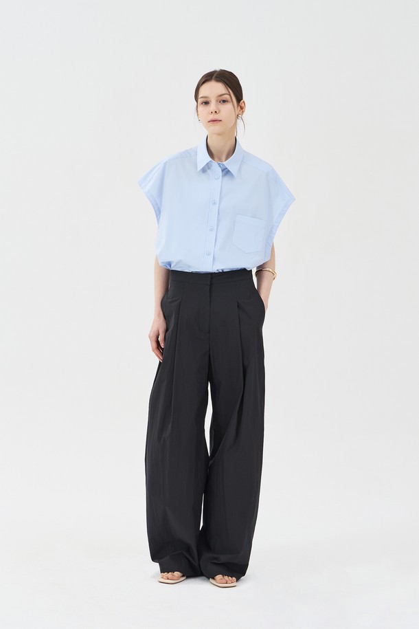 세미 오버핏 실루엣이 돋보이는 블루 컬러의 여성 슬리브리스 셔츠입니다. 면과 폴리우레탄 혼방 소재로 제작되어 시원하고 편안한 착용감을 선사하며, 얇은 두께감으로 한여름에도 부담 없이 즐길 수 있습니다. 드롭 숄더 디자인과 아웃포켓 디테일, 깊은 암홀, 슬림한 밑단 처리가 특징이며, 베이직한 디자인으로 다양한 캐주얼 스타일 연출에 활용하기 좋습니다.
