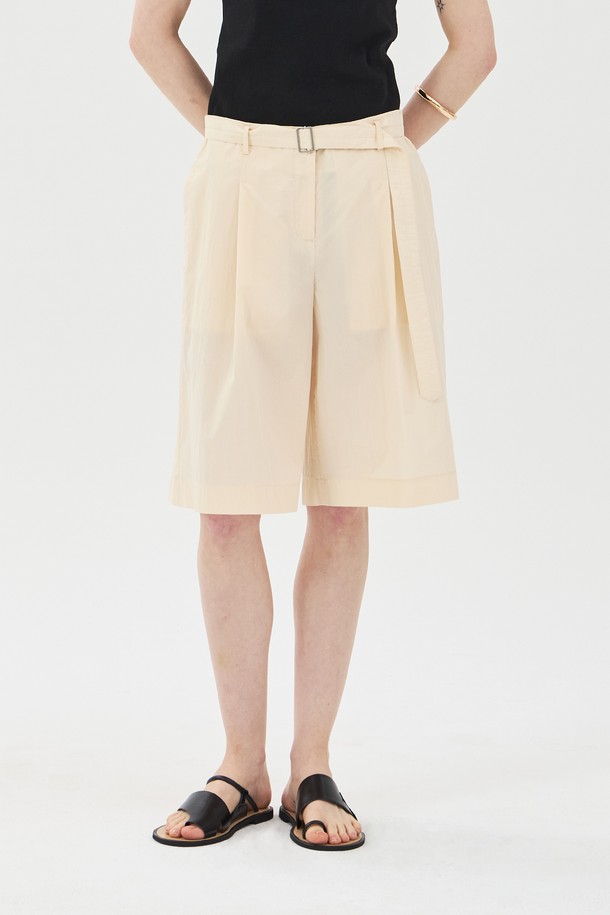 여성용 벨티드 원턱 버뮤다 팬츠는 쿨한 촉감의 고밀도 면 혼방 소재로 제작되었으며, 탈부착 가능한 벨트와 턱 디테일이 특징입니다. 베이지 색상의 이 레귤러핏 버뮤다 팬츠는 무지 패턴으로 디자인되었고, 사이드 포켓과 뒷면 장식 포켓이 있으며, 여름 시즌 데일리 및 캐주얼 스타일에 잘 어울립니다. 안감은 없으며, 버뮤다 기장으로 제작되었습니다.
