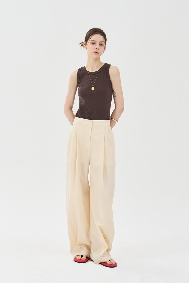 베이직한 무드의 턱 디테일 와이드핏 팬츠입니다. 면과 나일론 혼방 소재로 제작되어 여름에도 시원하게 착용 가능하며, 쿨한 촉감과 얇은 두께감으로 편안함을 선사합니다. 넉넉한 와이드 핏과 턱, 다트 디테일, 사이드 및 장식 포켓, 버튼과 후크 클로징으로 디자인적인 완성도를 높인 남녀 공용 캐주얼 팬츠입니다.
