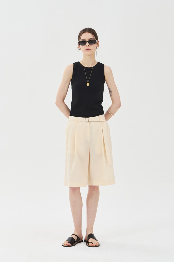 **데일리 슬리브리스 블랙**은 부드러운 촉감의 면과 폴리우레탄 혼방 소재로 제작되어 뛰어난 신축성을 자랑하는 여성용 슬림핏 민소매 상의입니다. 라운드넥 디자인에 골지 패턴으로 베이직하면서도 캐주얼한 스타일을 연출하며, 레귤러 기장으로 여름은 물론 사계절 내내 활용 가능합니다. 이중 스티치 작업으로 형태감을 안정적으로 유지하며, 이염 가능성이 있으니 주의하여 착용하십시오.
