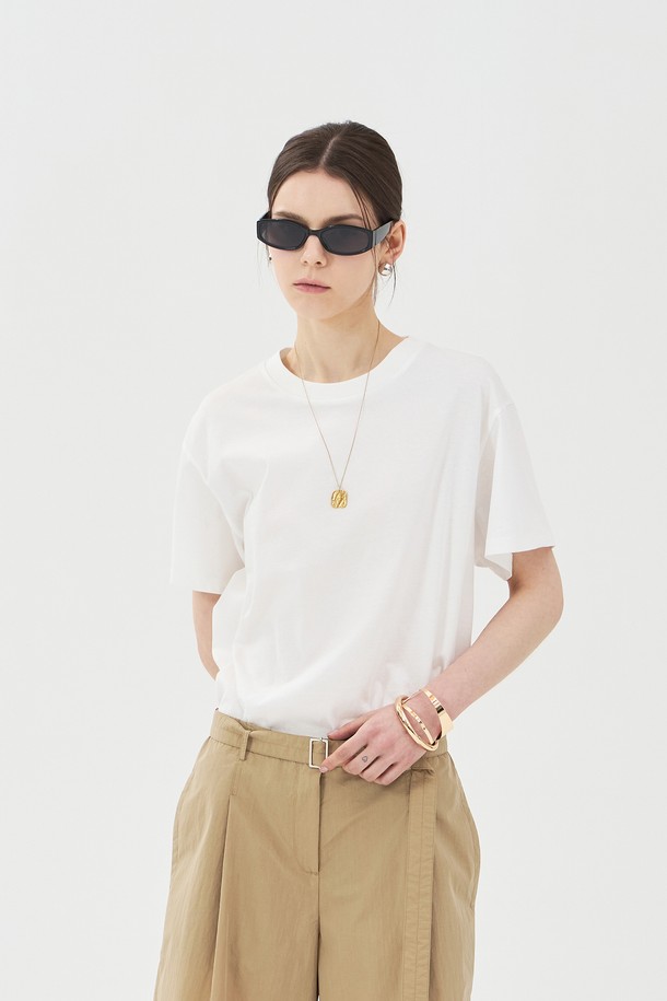 부드러운 면 소재의 화이트 크루넥 반팔 티셔츠입니다. 얇은 두께감과 루즈핏으로 편안하며, 바이오 워싱 처리와 좌측 하단 시그니처 자수가 특징입니다. 베이직하고 캐주얼한 스타일로 일상에서 활용하기 좋으며, 약간의 비침과 신축성이 있습니다.
