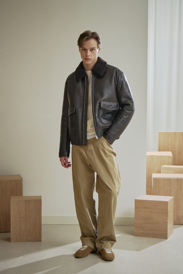 (MEN) 빈티지 디스트레스 메리노 무스탕 점퍼는 남성용 아우터로, 겨울철 따뜻함과 스타일을 동시에 만족시키는 제품입니다. 다크 브라운 컬러의 메리노 무스탕과 가죽 소재가 어우러져 빈티지하면서도 세련된 무드를 연출합니다. 크랙 텍스처 패턴과 세미 오버핏 디자인이 특징이며, 털면 카라와 아웃포켓, 메탈 양면 지퍼, 밑단 내장 밴딩, 리얼 레더 라벨 등의 디테일이 돋보입니다. 지퍼와 스냅으로 여밀 수 있으며, 보온 기능을 갖춰 데이트룩, 모임룩, 그리고 클래식, 미니멀, 시크 스타일을 즐겨 입는 분들께 추천합니다.
