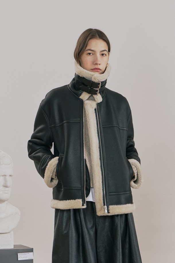 메리노 하이넥 집업 무스탕은 여성스러운 스타일을 강조하는 겨울철 아우터입니다. 부드러운 메리노 양가죽과 램스킨 소재를 사용하여 고급스러운 촉감을 선사하며, 안감은 퍼(Fur)로 마감하여 보온성을 높였습니다. 하이넥 카라와 비조 버클, 소매와 밑단 턱업 디테일, 가죽 쫄대 디테일이 클래식하면서도 세련된 무드를 연출합니다. 데이트룩, 모임룩 등 다양한 TPO에 활용 가능하며, 미니멀, 시크 스타일에 잘 어울리는 아이템입니다. 블랙과 아이보리 두 가지 컬러로 만나보세요.
