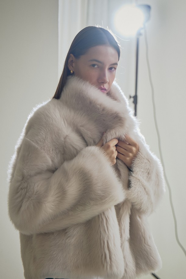 토스카나 하이넥 무스탕 재킷은 부드러운 램스킨과 스웨이드 소재로 제작되어 뛰어난 촉감을 선사하며, 겨울철 보온성을 책임집니다. 하이넥 디자인과 더블 버튼 여밈으로 클래식하면서도 모던한 스타일을 연출합니다. 루즈핏으로 편안한 착용감을 제공하며, 무지 디자인으로 다양한 룩에 매치하기 용이합니다. 긴 소매와 사이드 포켓, 양면 스웨이드 안감, 소뿔 단추 디테일이 고급스러움을 더합니다.
