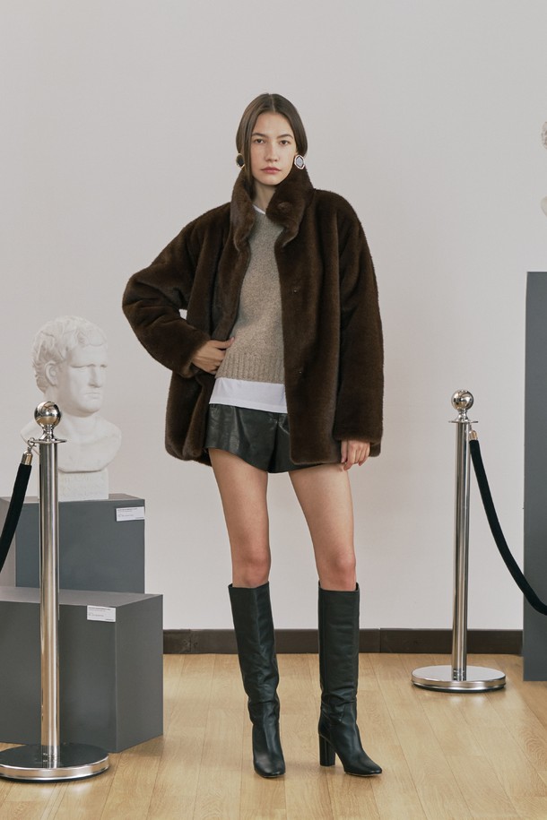 부드러운 촉감의 인조 밍크 소재로 제작된 하이넥 밍크 퍼 재킷입니다. 브라운 컬러의 하프 기장으로, 우아하고 세련된 스타일을 연출합니다. 히든 자석과 캐스카 버튼으로 여밈 방식을 더했으며, 안감은 공단으로 마감하여 고급스러움을 더했습니다. 넉넉한 레귤러핏 디자인에 사이드 포켓을 더해 실용성을 높였으며, 연말 모임룩, 모임룩, 데이트룩 등 다양한 TPO에 활용 가능합니다. 클래식, 미니멀, 캐주얼 스타일을 모두 소화하는 겨울철 필수 아우터입니다.
