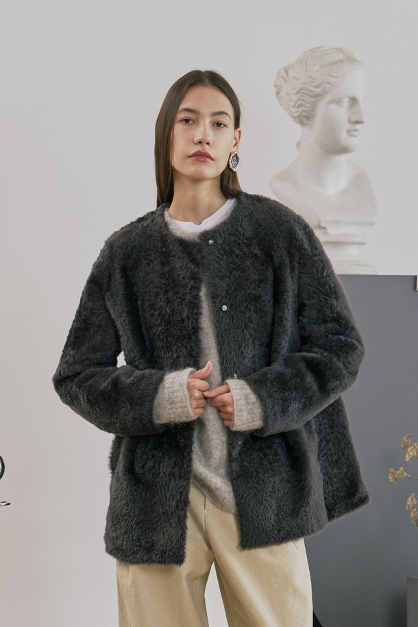 라콘 테디 라운드넥 무스탕 재킷은 부드러운 촉감의 라콘, 스웨이드, 레더 소재로 제작되어 겨울철 보온성을 높여주는 여성용 아우터입니다. 미니멀하고 세련된 스타일을 연출하며, 모임룩과 출근룩에 모두 잘 어울립니다. 하프 기장에 루즈핏으로 편안하게 착용 가능하며, 히든 스냅 클로징과 사이드 포켓 디테일로 실용성을 더했습니다. 입체적인 털면 텍스처와 자연스러운 컬링이 특징이며, 그레이 컬러의 무지 디자인으로 다양한 룩에 매치하기 좋습니다. 라운드넥 디자인으로 세련된 무드를 더한 이 무스탕 재킷은 클래식하고 시크한 스타일을 즐기는 여성에게 추천합니다.
