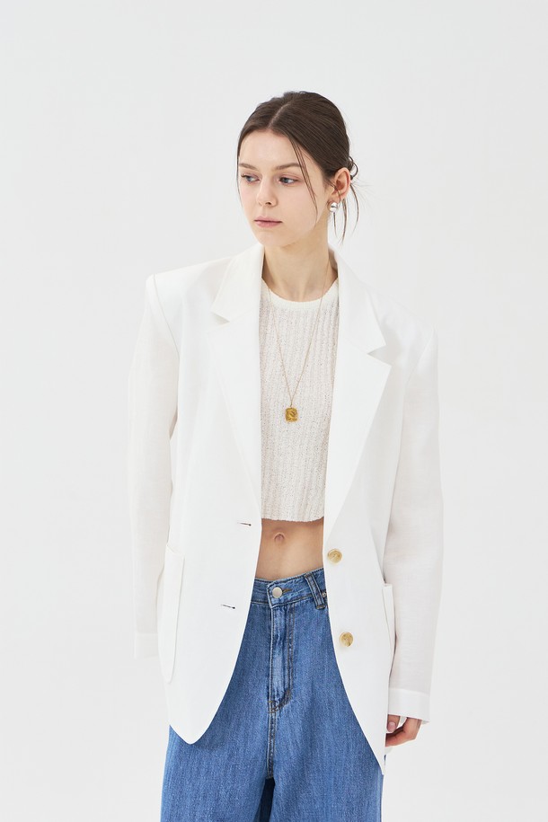 여성용 린넨 투버튼 자켓은 화이트 색상의 베이직하고 캐주얼한 스타일로, 봄, 여름철 일상복으로 적합합니다. 얇고 부드러운 린넨 소재로 제작되었으며, 오버핏에 레귤러 기장, 긴소매, 테일러드 코트 타입입니다. 6mm 어깨 패드, 하프 안감(아사), 아웃포켓, 뒷면 겹트임, 소뿔 단추 디테일이 돋보입니다.
