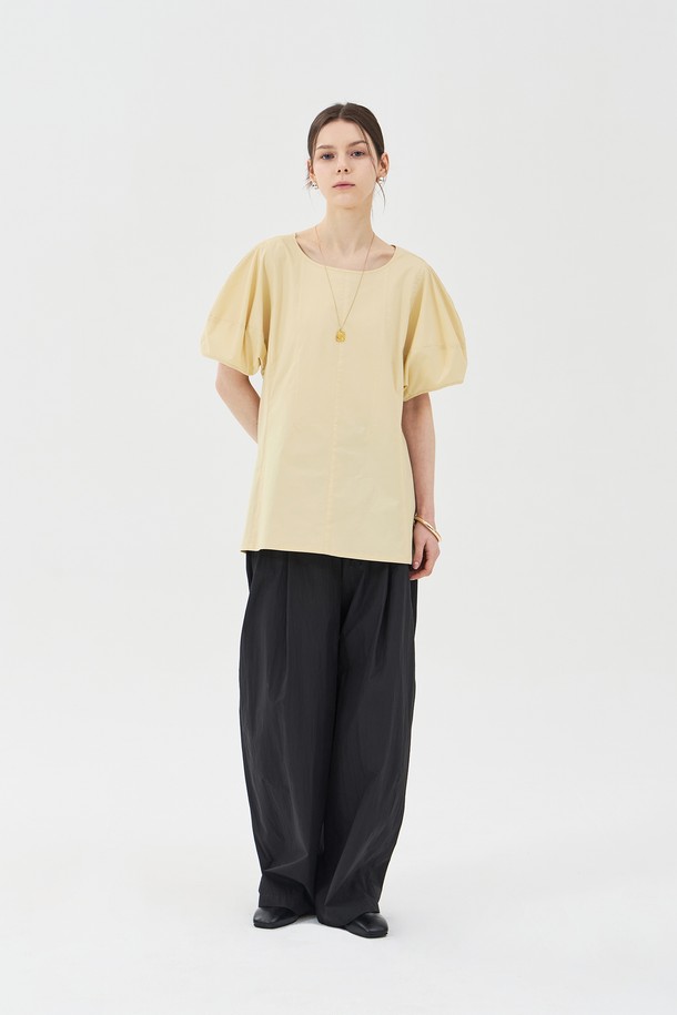 여성 스타일의 벌룬 슬리브 블라우스는 옐로우 색상으로 여름철 일상에서 페미닌하고 트렌디한 무드를 연출합니다. 텐션감 있는 면 95% 폴리우레탄 5% 혼방 소재로 제작되었으며, 앞면 라운드넥과 뒷면 브이넥 디자인에 힙 중간 기장, 릴랙스핏과 슬림함을 동시에 느낄 수 있는 여유로운 실루엣이 특징입니다. 절개와 다트 디테일이 더해진 무지 패턴의 블라우스로, 얇거나 중간 두께감을 가지고 있습니다.
