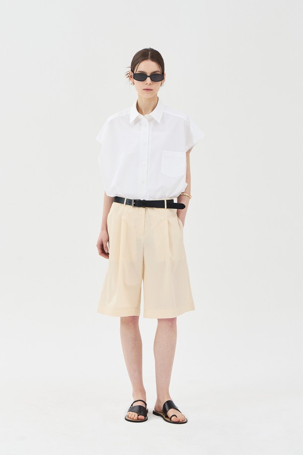 여름을 위한 베이직하고 미니멀한 스타일의 여성용 세미 오버핏 슬리브리스 셔츠입니다. 면과 폴리우레탄 혼방 소재로 제작되어 부드러운 촉감과 편안한 착용감을 선사하며, 얇은 두께감으로 시원하게 입을 수 있습니다. 드롭숄더, 깊은 암홀 디자인과 슬림한 밑단, 아웃포켓 디테일이 돋보이며 셔츠 칼라와 버튼 클로징으로 깔끔하게 마무리되었습니다.
