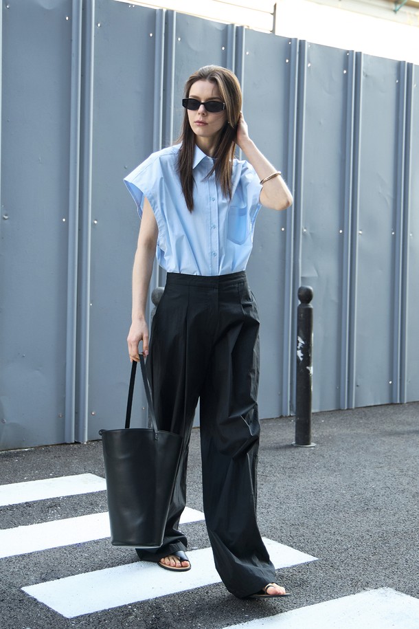 세미 오버핏 실루엣이 돋보이는 블루 컬러의 여성 슬리브리스 셔츠입니다. 면과 폴리우레탄 혼방 소재로 제작되어 시원하고 편안한 착용감을 선사하며, 얇은 두께감으로 한여름에도 부담 없이 즐길 수 있습니다. 드롭 숄더 디자인과 아웃포켓 디테일, 깊은 암홀, 슬림한 밑단 처리가 특징이며, 베이직한 디자인으로 다양한 캐주얼 스타일 연출에 활용하기 좋습니다.
