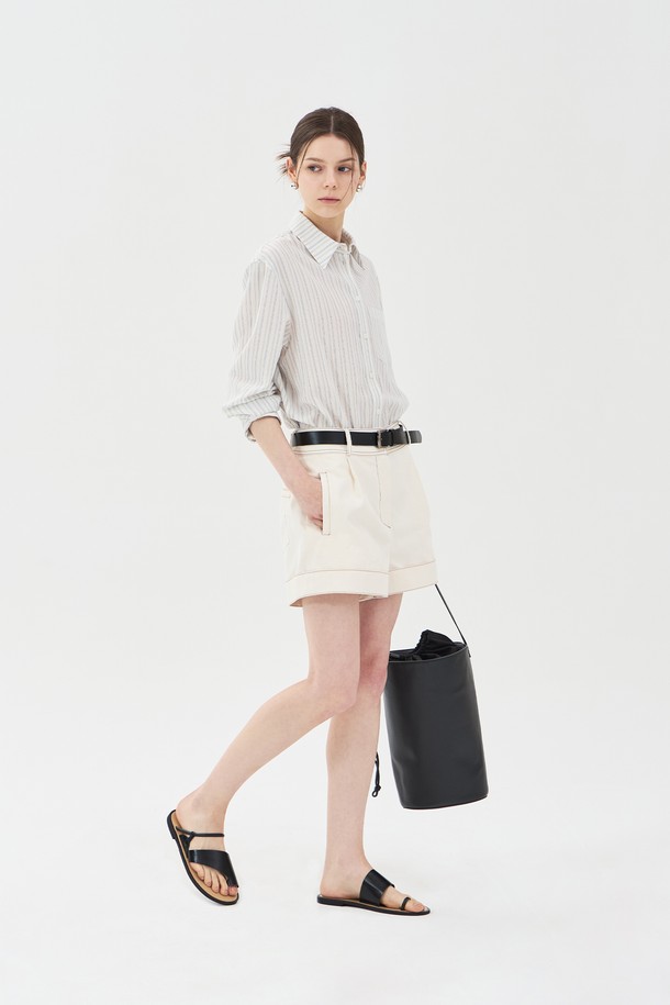 아이보리 컬러의 베이직 스트라이프 셔츠입니다. 남녀 모두 착용 가능하며, 여름 시즌에 어울리는 얇은 두께감의 셔츠입니다. 면 혼방 소재로 제작되어 편안한 착용감을 선사하며, 멀티 컬러 스트라이프 패턴이 돋보입니다. 레귤러핏에 셔츠 칼라 디자인이며, 앞면 아웃포켓 디테일과 버튼 클로징으로 캐주얼하고 클래식한 무드를 연출합니다. 데이트룩, 카페룩 등 다양한 TPO에 활용하기 좋습니다.
