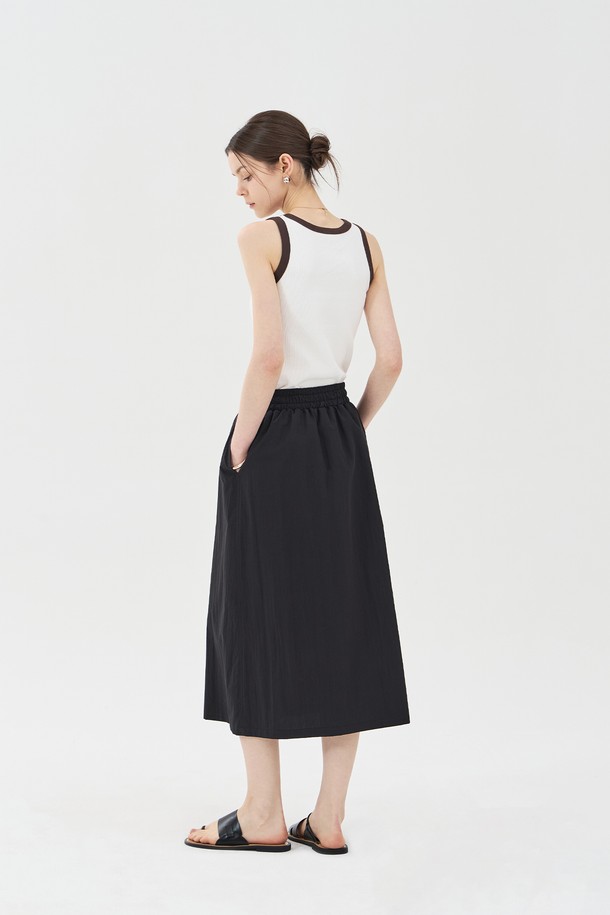 **드로우스트링 밴딩 스커트 블랙**은 여름철 캐주얼 스타일을 연출하기 좋은 롱스커트입니다. 면과 나일론 혼방 소재로 가볍고 바스락거리는 촉감을 선사하며, 핏은 여유 있게, A라인으로 떨어져 편안한 착용감을 제공합니다. 전체 밴딩 허리와 드로우스트링으로 허리 사이즈 조절이 용이하며, 사이드 포켓과 안감 처리가 되어 실용성과 비침 방지 기능까지 갖춘 실용적인 아이템입니다.
