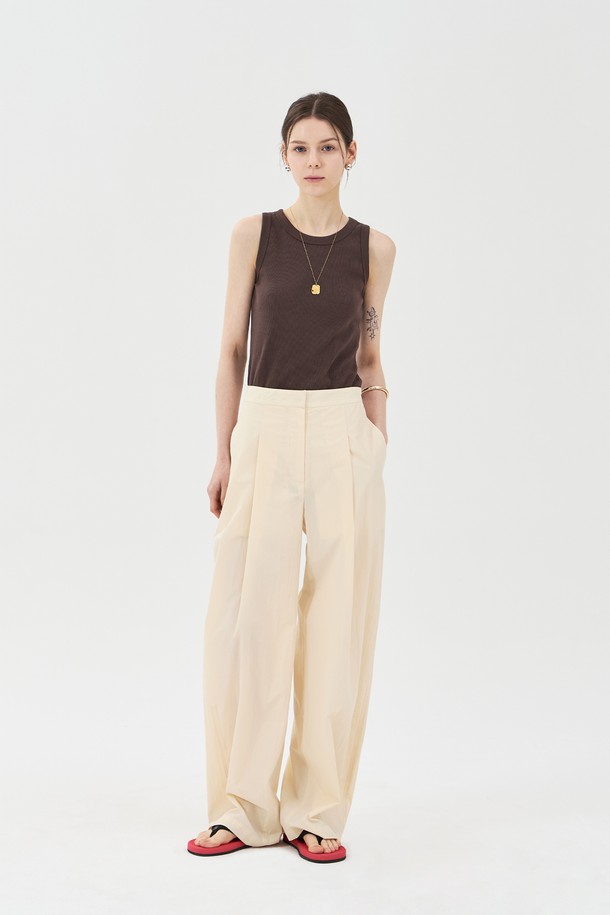 베이직한 무드의 턱 디테일 와이드핏 팬츠입니다. 면과 나일론 혼방 소재로 제작되어 여름에도 시원하게 착용 가능하며, 쿨한 촉감과 얇은 두께감으로 편안함을 선사합니다. 넉넉한 와이드 핏과 턱, 다트 디테일, 사이드 및 장식 포켓, 버튼과 후크 클로징으로 디자인적인 완성도를 높인 남녀 공용 캐주얼 팬츠입니다.
