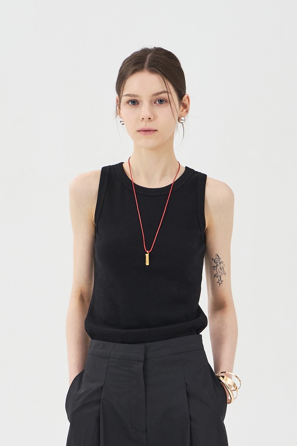 **데일리 슬리브리스 블랙**은 부드러운 촉감의 면과 폴리우레탄 혼방 소재로 제작되어 뛰어난 신축성을 자랑하는 여성용 슬림핏 민소매 상의입니다. 라운드넥 디자인에 골지 패턴으로 베이직하면서도 캐주얼한 스타일을 연출하며, 레귤러 기장으로 여름은 물론 사계절 내내 활용 가능합니다. 이중 스티치 작업으로 형태감을 안정적으로 유지하며, 이염 가능성이 있으니 주의하여 착용하십시오.
